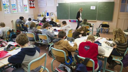 Des &eacute;l&egrave;ves d'une classe de CM2 passent leur test d'"&eacute;valuation nationale", le 18 janvier 2011 dans une &eacute;cole de la r&eacute;gion parisienne. (BORIS HORVAT / AFP)