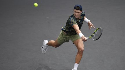 Le Danois Holger Rune pendant sa demi-finale du Rolex Paris Masters contre le Canadien Félix Auger-Aliassime, le 5 novembre 2022. (JULIEN DE ROSA / AFP)