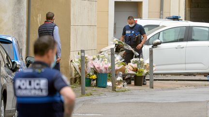 Un policier dépose des fleurs le 6 mai 2021 après la mort d'un policier à Avignon.&nbsp; (MICHAEL ESDOURRUBAILH / MAXPPP)