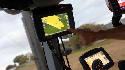 Les GPS agricoles, des outils qui coûtent&nbsp;entre&nbsp;8.000 et 13.000 euros pièce. (J DUTAC / MAXPPP)