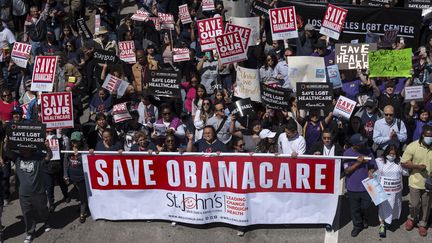 Des manifestants en faveur du maintien d'Obamacare défilent dans les rues de Los Angeles (Californie, Etats-Unis), le 23 mars 2017.&nbsp; (RONEN TIVONY / NURPHOTO / AFP)