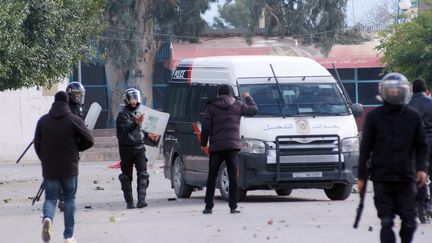 A Kasserine, des milliers de Tunisiens affrontent la police réclamant "des solutions au chômage"