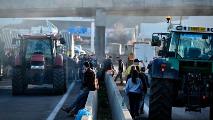 Un blocage organisé par les agriculteurs sur l'A71 à Clermont-Ferrand, le 27 janvier 2024. (BOILEAU FRANCK / MAXPPP)