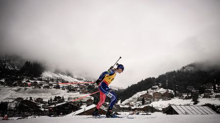 La Française Julia Simon lors de l'épreuve du sprint du Grand-Bornand, le 16 décembre. (JEFF PACHOUD / AFP)