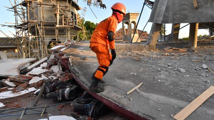 Un membre du personnel de secours dans le nord de l'île de Lombok, en Indonésie le 6 août 2018.&nbsp; (ADEK BERRY / AFP)