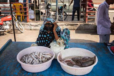 Dans la rue, le masque boregheh l'emporte souvent sur le tchador. (FARHAD BABAEI/ GEO)