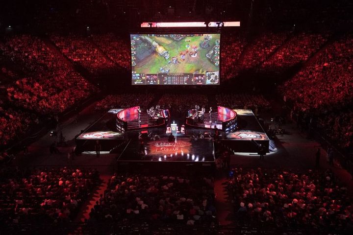 La finale européenne de "League of Legends" a eu lieu le dimanche 3 septembre à l'Arena de Bercy. Elle a rassemblé plus de 13 000 spectateurs
 (CHRISTOPHE SIMON / AFP)