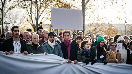 Des célébrités ont mené la marche lors de la manifestation pour la paix qui a eu lieu le dimanche 19 novembre à Paris. (XOSE BOUZAS / HANS LUCAS / AFP)