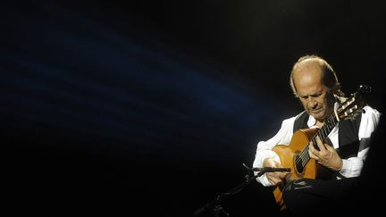 Le guitariste de flamenco Paco de Lucia sur sc&egrave;ne lors du 37e festival de jazz de Vitoria (Espagne), le 20 juillet 2013. (RAFA RIVAS / AFP)