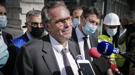 Renaud Muselier&nbsp;et Christian Estrosi visitent une chantier de construction, le 3 mai 2021, à Nice (Alpes-Maritimes). (ARIE BOTBOL / HANS LUCAS / AFP)