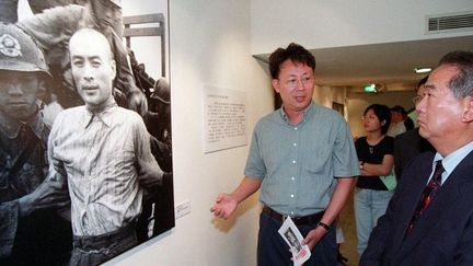 Un homme politique taïwanais, James Soong, président du Premier parti du peuple (People First Party), visite une exposition de photos consacrée à la «Terreur blanche» le 1er septembre 2000. Celle que l'on voit devant lui montre un homme, accusé d'espionnage, emmené par des militaires pour être fusillé. (AFP - James Huang)