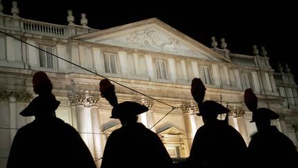 Des carabiniers à cheval devant la façade de la Scala de Milan (ici en 2006).
 (FILIPPO MONTEFORTE / AFP)