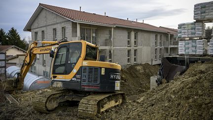 Le chantier de construction d'un ensemble de logements à Saint-Symphorien-d'Ozon, le 28 décembre 2023. (MAXIME JEGAT / MAXPPP)