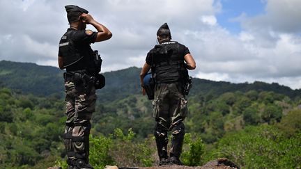 Des gendarmes dans les quartiers Mavadzani, à Koungou, à Mayotte, le 8 décembre 2023. (MIGUEL MEDINA / AFP)