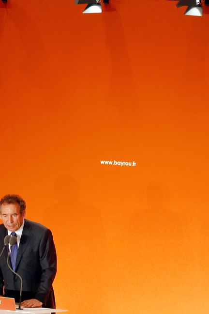 François Bayrou, arrivé troisième à l'issue du premier tour de l'élection présidentielle, lors d'une conférence de presse, à Paris, le 25 avril 2007 (JOEL SAGET / AFP)