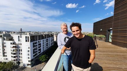 Alain Blondel, ancien champion d'Europe de décathlon et "sport manager" aux prochains Jeux de Paris 2024, aux côtés de Théo Curin. (FABRICE RIGOBERT / RADIO FRANCE)