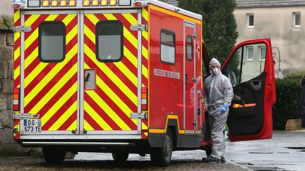 Les secours interveinnent à Crépy-en-Valois, où plusieurs personnes ont été contaminées par le Covid-19 le 2 mars 2020. (FRANCOIS NASCIMBENI / AFP)