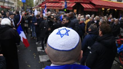 Un homme porte une kippa ornée d'une étoile de David lors de la manifestation contre l'antisémitisme, à Paris, le 12 novembre 2023. (QUENTIN DE GROEVE / HANS LUCAS / AFP)