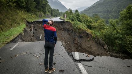 Dans la vallée d'Aspe (Pyrénées-Atlantiques), des pluies torrentielles ont causé un glissement de terrain qui a détruit une partie de la chaussée, à Etsaut, le 9 septembre 2024. (QUENTIN TOP / HANS LUCAS / AFP)