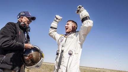 Felix Baumgartner de retour sur terre, apr&egrave;s une chute libre de pr&egrave;s de 40 kilom&egrave;tres &agrave; Roswell, aux Etats-Unis&nbsp;(Etats-Unis), dimanche 14 octobre.&nbsp; (AFP PHOTO / WWW.REDBULLCONTENTPOOL.COM / BALAZS GARDI)