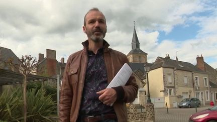 Depuis plusieurs semaines, Anthony Mussard a une vie multiple : infirmier à l'hôpital pour lutter contre l'épidémie de coronavirus, mais également futur maire d'une petite commune de la Sarthe. (FRANCE 2)