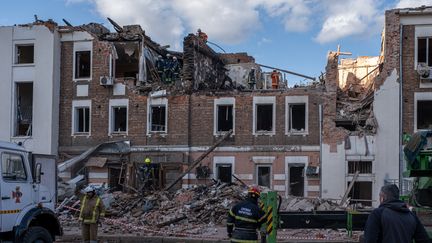 Des pompiers en intervention à Kharkiv, après les derniers bombardements sur la ville le 6 octobre 2023. (AMADEUSZ MIKOLAJ SWIERK / ANADOLU AGENCY / AFP)