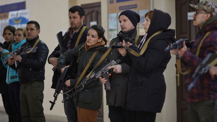 In Odessa, Ukraine, women learn how to clean and load a weapon.  (THIBAULT SAVARY / LE PICTORIUM / MAXPPP)