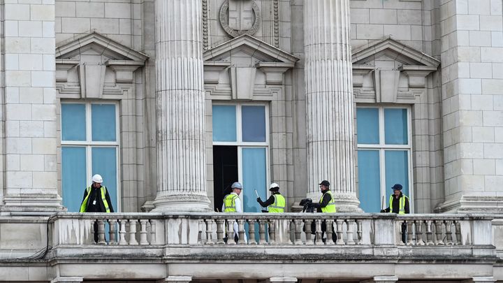 Le balcon du palais de Buckingham à Londres. (JUSTIN TALLIS / AFP)