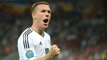 Le joueur allemand Lukas Podolski c&eacute;l&eacute;brant son but lors de la rencontre Danemark-Allemagne, le 17 juin 2012. (DAMIEN MEYER / AFP)