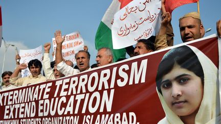 Des manifestants pakistanais expriment leur col&egrave;re apr&egrave;s l'attentat contre la jeune militante Malala Yousafzai, le 16 octobre 2012 &agrave; Islamabad. (AAMIR QURESHI / AFP)