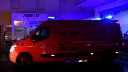 Une ambulance arrive à l'hôpital Trousseau, à Tours (Indre-et-Loire), le 12 janvier 2017. (GUILLAUME SOUVANT / AFP)