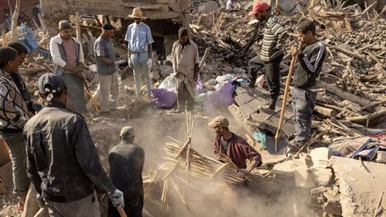 Des volontaires fouillent les décombres des maisons à la recherche de survivants du séisme qui a frappé le Maroc. (FADEL SENNA / AFP)