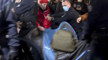 La police a évacué lundi 23 novembre des migrants qui avaient installé leur tente place de la République à Paris. (GREG OZAN / AFPTV)