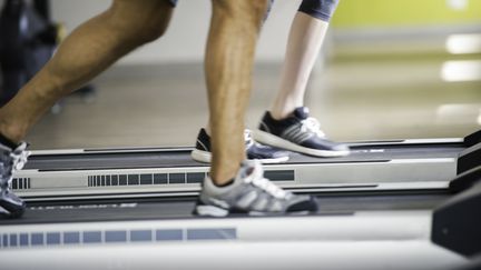 Une femme et un homme utilisent un tapis de course. (FREDERIC CIROU / MAXPPP)