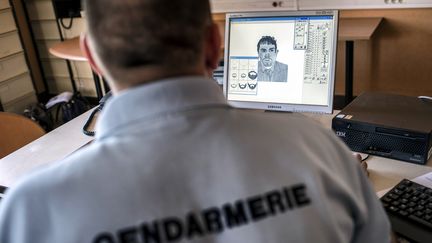 Un gendarme prépare un portrait-robot, le 29 mai 2012. (JEFF PACHOUD / AFP)