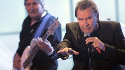 Le chanteur Reg Presley et le bassiste Pete Staples du groupe The Troggs, en avril 2008
 (JOERG CARSTENSEN / DPA / DPA/AFP)