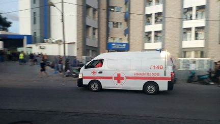 Une ambulance se rend à l'hôpital libano-italien dans la ville de Tyr (Liban), le 18 septembre 2024. (STRINGER / ANADOLU)