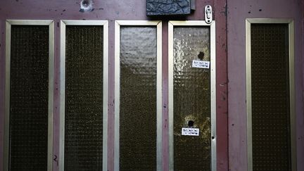 Une fenêtre criblée de balles tirées par Cherik Cherkatt à Strasbourg, le 14 décembre 2018. (RONALD WITTEK / EPA)