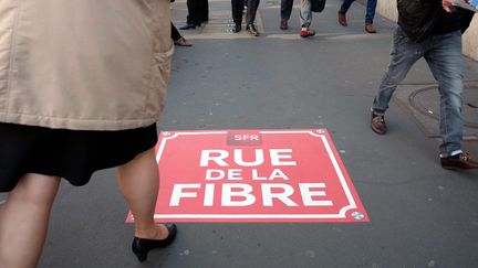 Une publicité sur un trottoir, le 21 avril 2017 à Paris. (Photo d'illustration) (MAXPPP)