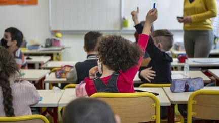 Des enfants en classe à Dijon (Bourgogne), le 26 avril 2021. (EMMA BUONCRISTIANI / MAXPPP)