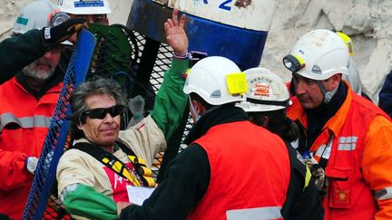 Mario Gomez, l'un des 33 mineurs chiliens, retrouve la surface apr&egrave;s 10 semaines sous terre, le 13 octobre 2010. (MARTIN BERNETTI / AFP)