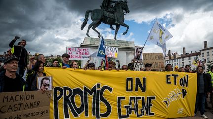 Des "gilets jaunes" lors d'une manifestation sur la place Bellecour à Lyon, le 11 mai 2019.&nbsp; (NICOLAS LIPONNE / NURPHOTO / AFP)