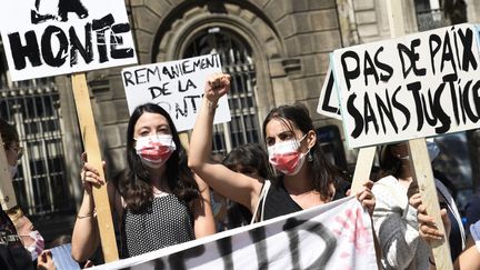 Des militantes féministes manifestent devant la mairie de Paris pour réclamer le départ de Christophe Girard, le 23 juillet 2020. (BERTRAND GUAY / AFP)