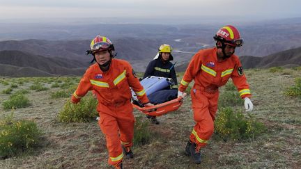 Des secouristes à la recherche de participants à une course d'ultrafond, disparus après des conditions météo extrêmes, dans le nord-ouest de la Chine, le 22 mai 2021. (STR / AFP)