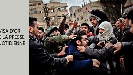 Le 27 janvier 2012, des manifestants frappent l'un des deux officiers de sécurité syriens (en bleu, au centre), infiltrés dans une cérémonie funéraire pour un combattant de l'Armée syrienne libre.

Ce combattant a été tué lors d'un échange de coups de feu avec les services de sécurité de Bachar el-Assad.

Voir le reportage (Tomas Munita / The New York Times)