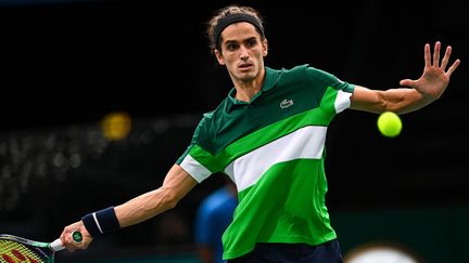 Le Français&nbsp;Pierre-Hugues Herbert, ici opposé à Carlos Alcararz à Bercy le 2 novembre 2021, ne participera pas à l'Open d'Australie. (CHRISTOPHE ARCHAMBAULT / AFP)