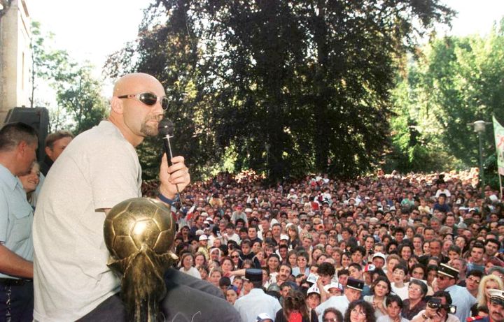 Fabien Barthez face aux nombreuses personnes venus l'acclamer, le 15 juillet 1998, à&nbsp;Lavelanet (Ariège). (JEAN-PIERRE MULLER / AFP)