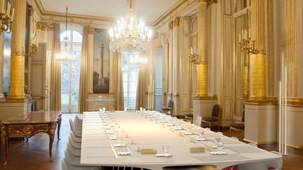 La nouvelle table de la salle du Conseil des ministres imaginée par Julien Roos et trois autres camarades de promotion&nbsp; (C. Huber / France Télévisions)