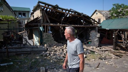 Un homme devant une maison détruite par des missiles russes à Kiev, en Ukraine, le 16 juin 2023. (OLEKSII CHUMACHENKO / AFP)