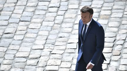 Le président de la République, Emmanuel Macron, aux Invalides, à Paris, le 1er juin 2022. (STEPHANE DE SAKUTIN / AFP)